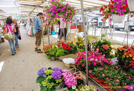 Partially closed Marché Saxe-Breteuil 